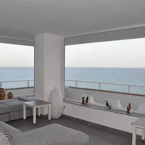 magnifique-appartement-avec-une-incroyable-vue-sur-mer.hotelsinnerja.org/